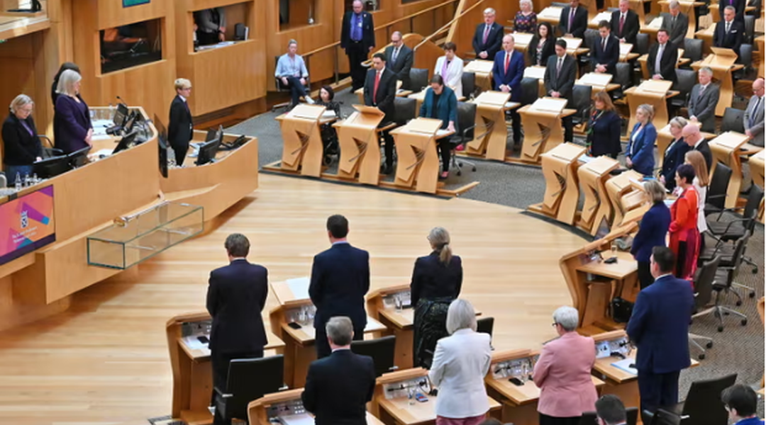 Abadepite b’Inteko Ishinga Amategeko ya Scotland bifatanyije n’igihugu mu masegonda 2 yo guceceka mu rwego rwo kwibuka isabukuru y’imyaka 80 y’Umunsi w’intsinzi ku mugabane w’u Burayi (VE Day), mbere y’uko hatangira ibibazo bibazwa Minisitiri w’Intebe,